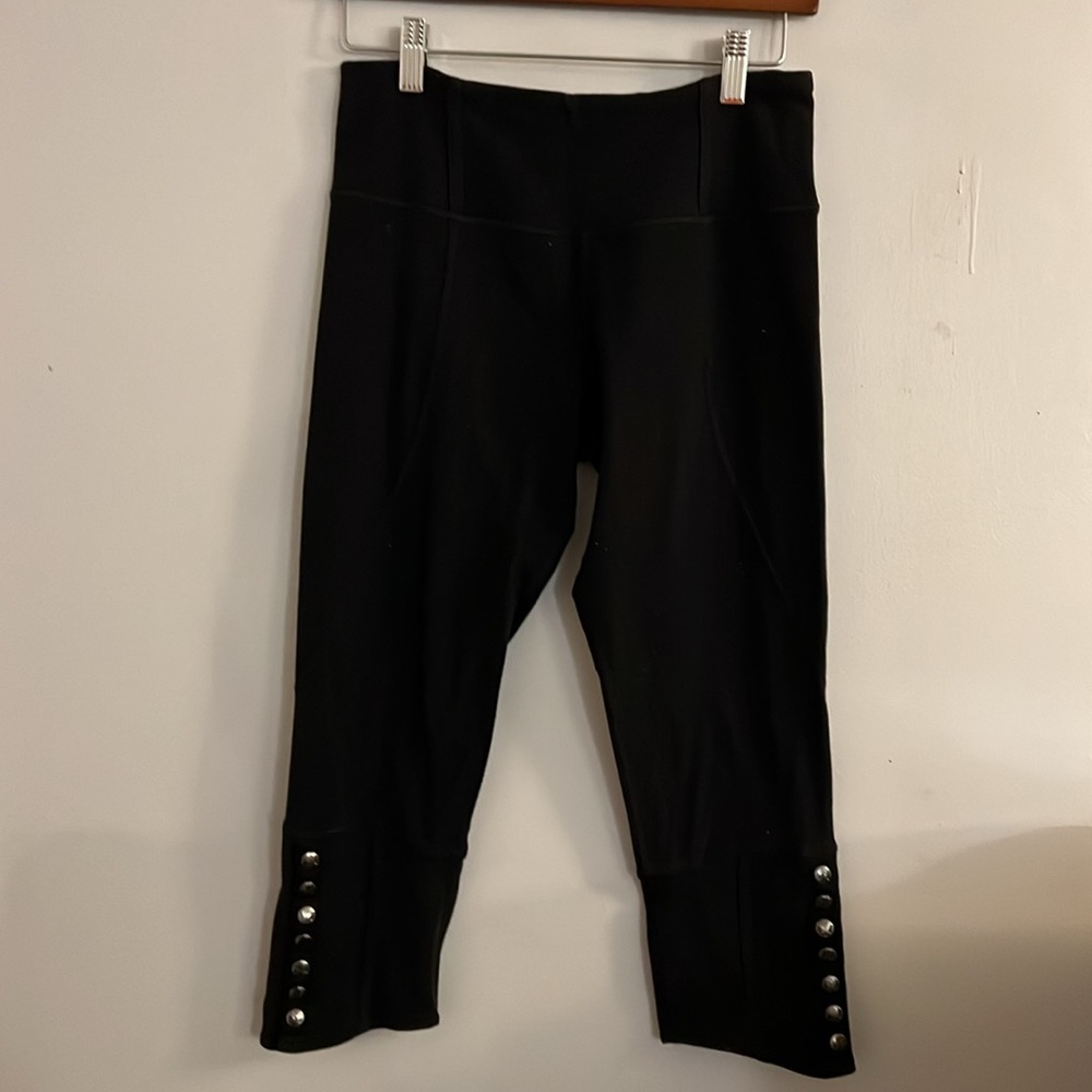 LULULEMON black crop leggings/snap design on hem